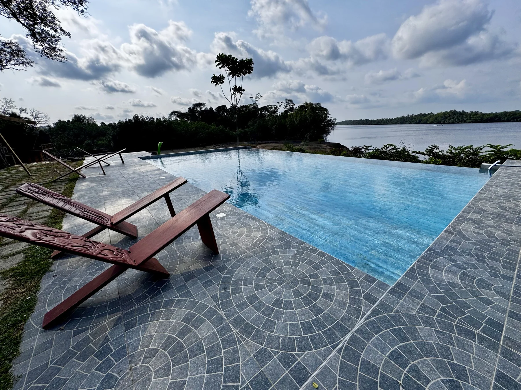 La piscine ouverte sur la rivière Tsini